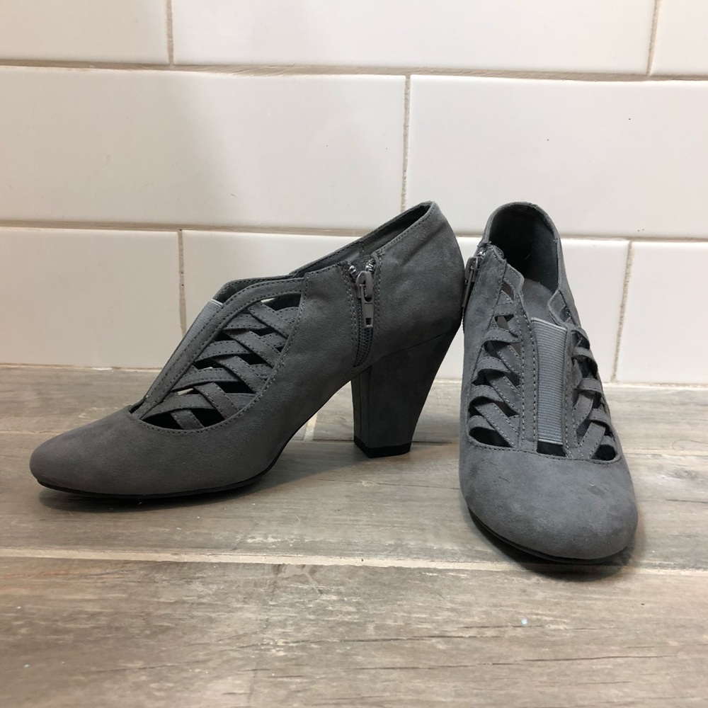 NWOT Jasmin grey suede booties